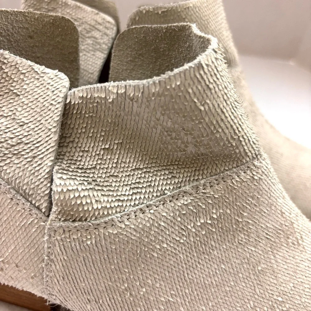 Seychelles Cream Towel Leather SuedeTexture Almond Toe Zip Ankle Booties (9)‎